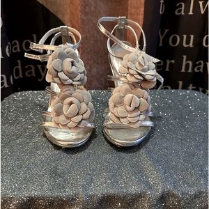 Silver strappy stiletto with flowers size 7